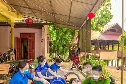 'Biến' lốp xe thành biển cảnh báo đuối nước