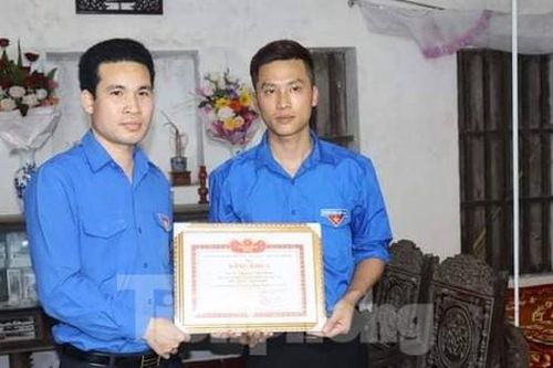 Tặng Huy hiệu Tuổi trẻ dũng cảm cho thanh niên nhảy sông Ninh Cơ cứu người