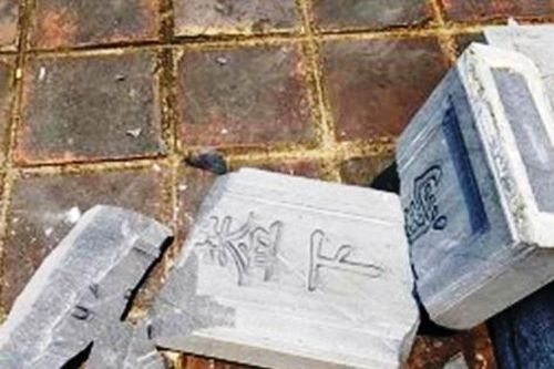 Bia đá tại di tích Phu Văn Lâu ở Huế bất ngờ bị gãy vỡ