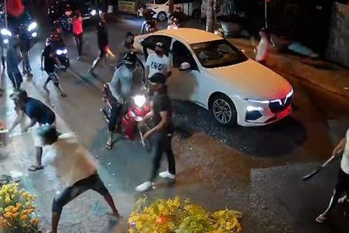 Bắt nhóm giang hồ mang súng bắn liên tiếp vào nhà đối thủ