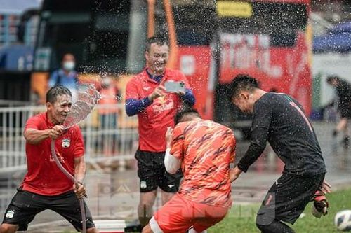 Thầy trò HLV Kiatisuk có màn lễ hội té nước độc đáo tại TPHCM