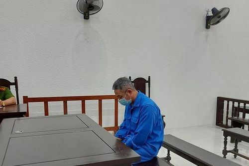 Người đàn ông chột bị đấm mù mắt vì va chạm ở quán bia