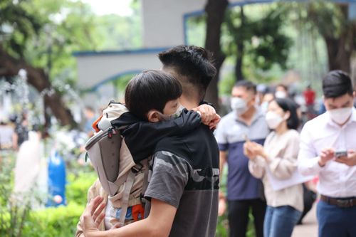 Những giọt nước mắt bé mầm non trong ngày đầu trở lại trường