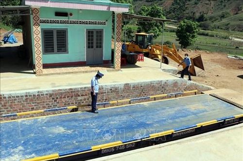 Sau phản ánh của TTXVN, Kon Tum kiểm tra hoạt động các trạm cân trên địa bàn