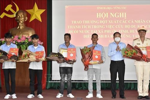 Khen thưởng các cá nhân dũng cảm cứu du khách đuối nước tại Bà Rịa-Vũng Tàu