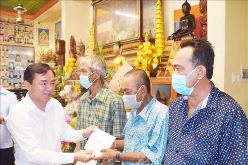 Thăm và chúc Tết Chôl Chnăm Thmây của đồng bào dân tộc Khmer