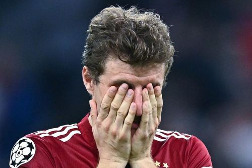 Hàng công chơi tệ đáng kinh ngạc, Bayern ngậm ngùi chia tay Champions League