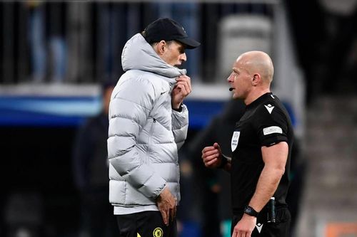 Fan Chelsea trút giận lên trọng tài vì bị từ chối bàn thắng