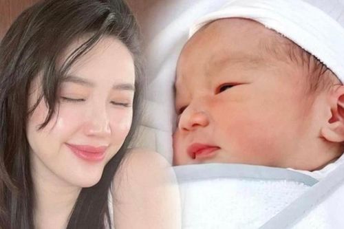 Bảo Thy thích thú ghi lại điệu cười giòn tan của quý tử, cư dân mạng cũng đổ rần rần vì quá cưng
