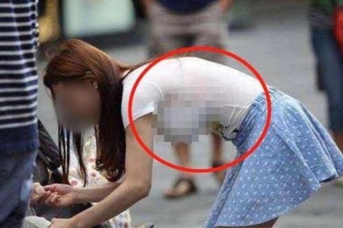 Nhiều bà mẹ vô tư ăn mặc 'mát mẻ' khi đến trường đón con, dân tình đỏ mặt ngượng ngùng thay