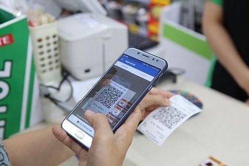 Ngân hàng mở 'đại tiệc phí' để thúc đẩy thanh toán không dùng tiền mặt