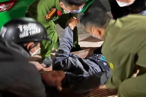 Công an xã hỗ trợ người đàn ông nằm bất tỉnh trên đường