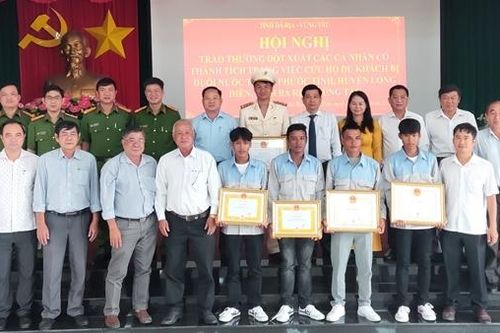 Khen thưởng các cá nhân cứu nhóm du khách đuối nước tại Bà Rịa-Vũng Tàu