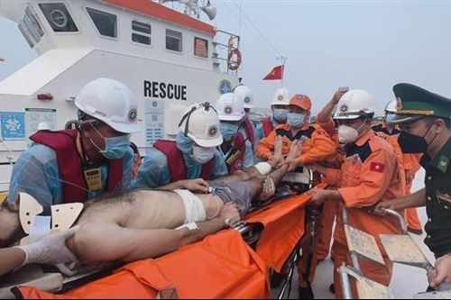 Kịp thời cứu nạn thủy thủ nước ngoài chấn thương nặng giữa biển