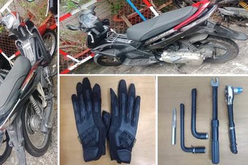 Bắt cặp đôi chuyên trộm xe máy tại cửa hàng tiện ích ở trung tâm TPHCM
