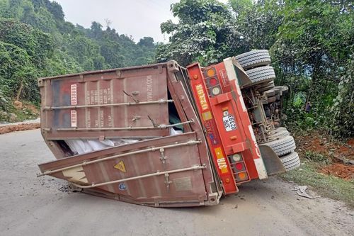 Xe container chở sắn lao vào vách núi, tài xế tử vong tại chỗ