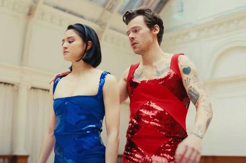 Harry Styles mặc jumpsuits nữ tính trong MV mới