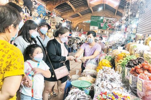 Tiểu thương nhộn nhịp đón du khách