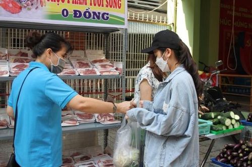 Đà Nẵng: Chợ 0 đồng 'dìu' sinh viên qua khó khăn