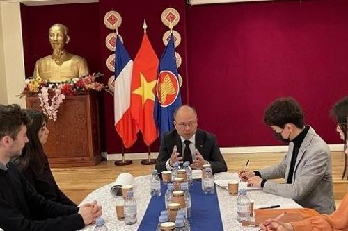 Sinh viên Học viện chính trị Paris tìm hiểu về quan hệ Việt Nam-Pháp và Việt Nam-EU