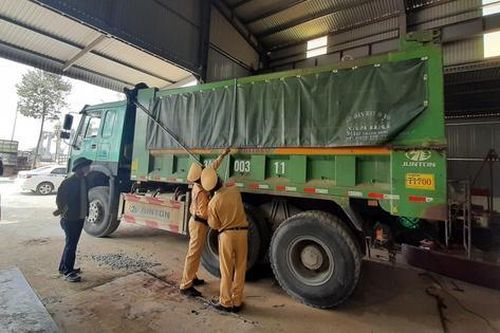 CSGT Hải Dương 'mạnh tay' phạt phương tiện chở hàng quá tải, quá khổ