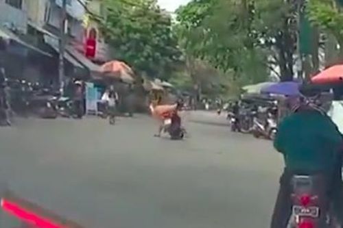 Đang đi cô gái ngã ngửa vì vật dụng hầu hết chị em đều có