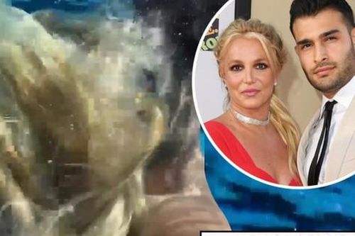 Britney Spears ẩn ý xác nhận kết hôn sau khi chia sẻ chuyện 'giường chiếu'