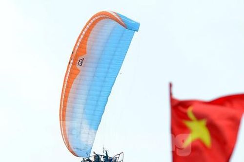 Khai mạc Dù lượn 'bay trên đỉnh núi Putaleng'