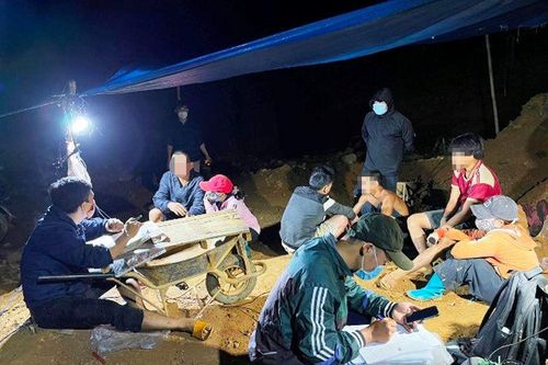 Kiểm tra, xử lý 2 nhóm khai thác vàng trái phép ở Bồng Miêu