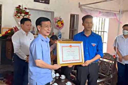 Nam Định: Trao Bằng khen của Thủ tướng Chính phủ cho nam thanh niên dũng cảm cứu người