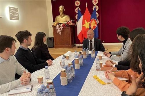 Sinh viên Pháp tìm hiểu về quan hệ Việt Nam với Pháp và EU