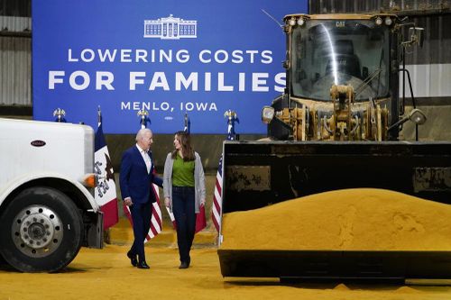 Lý do Tổng thống Mỹ Biden 'bật đèn xanh' tăng ethanol trong xăng
