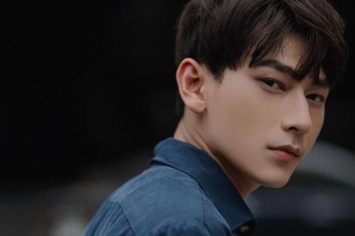 Isaac hóa 'thư sinh' tung loạt 'thính' khiến fan ngây ngất