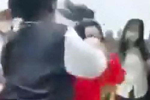 Nhóm nữ sinh đánh hội đồng bạn sau buổi học, hàng chục người đứng cổ vũ gây bức xúc
