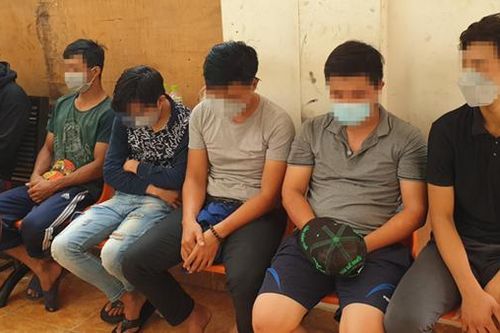Lên mạng lập nhóm 'Cảnh sát' rồi ra đường chặn xe kiểm tra