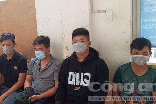 Nhóm tự phát 'Đội tuần tra hỗ trợ về đêm - S.O.S Bình Tân' xưng là CSHS kiểm tra người dân