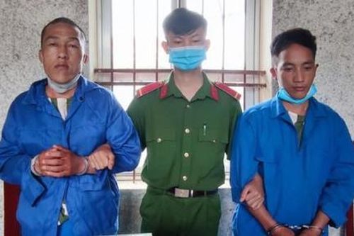 Bắt quả tang hai chú cháu vận chuyển 12 bánh heroin