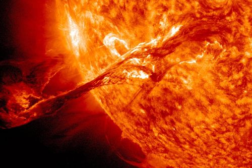 Vết đen Mặt Trời phát nổ đang phóng dòng plasma về phía Trái đất