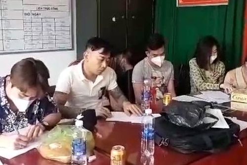 'Bí mật' bên trong khách sạn sáng đèn lúc rạng sáng ở TP Huế