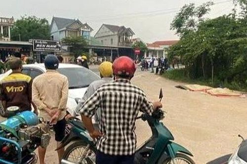 Hai cha con đi xe máy tử vong sau cú tông bất ngờ của ô tô tải
