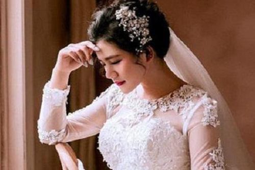 Ngày tôi tái hôn, mẹ chồng cũ lên trao một món quà khiến tôi phải khóc ngất trên vai bà