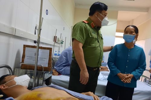 Giám đốc Công an Hà Nội thăm, động viên 2 chiến sỹ bị thương trong khi làm nhiệm vụ