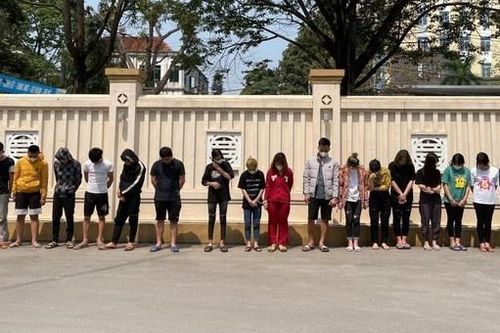 20 dân chơi 'bay' cuồng nhiệt trong quán karaoke