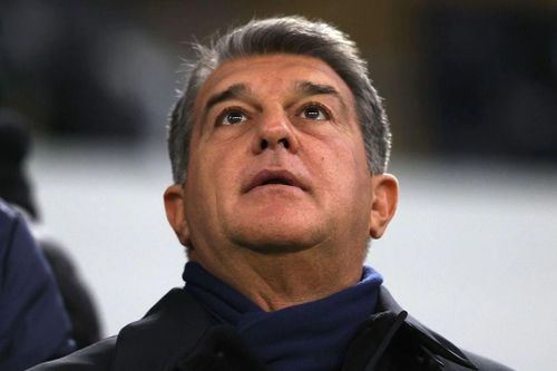 Chủ tịch Laporta xấu hổ vì CĐV Barca bán vé cho đối thủ