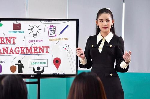 Giảng viên Lê Âu Ngân Anh lên đồ cả tỷ đi dạy nhưng sinh viên không phân tâm