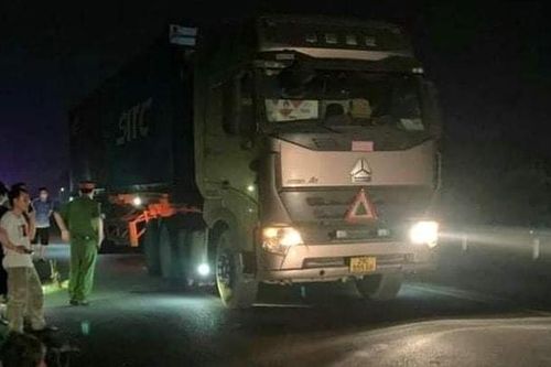 Cao tốc Nội Bài - Lào Cai: Băng ngang cao tốc, một phụ nữ bị xe đầu kéo cán tử vong