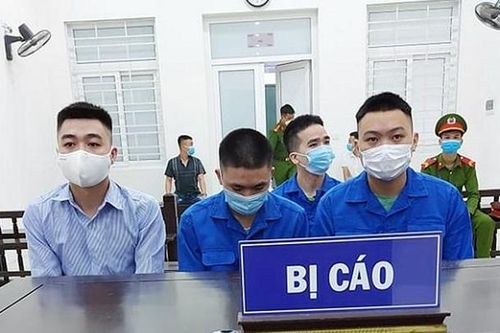 Nhóm thanh niên ở Hà Nội 'dắt nhau' vào tù vì mâu thuẫn việc trả tiền đi hát
