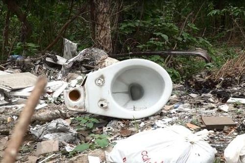Rác thải 'ngập' lối đi quanh Công viên Hòa Bình