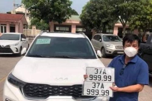 Chiếc xe biển số ngũ quý 9 được bán với giá sốc