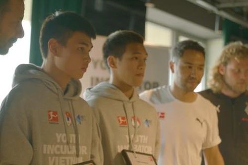 2 cầu thủ trẻ U17 ở lại tập luyện với CLB Eintracht Frankfurt